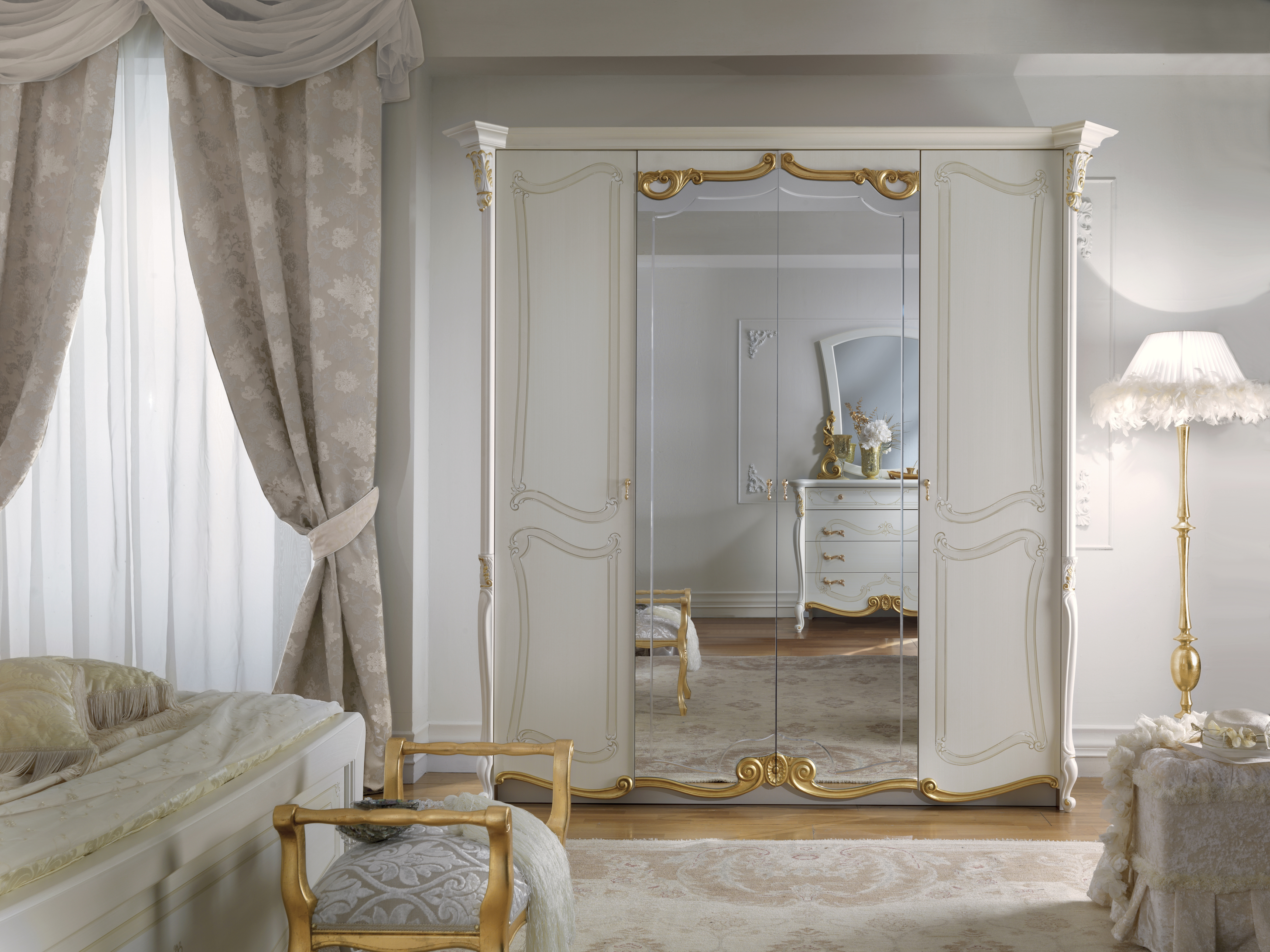 Klasická čtyřdveřová skříň se zrcadlem Linea Casa La Fenice