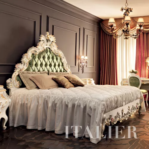 Bedroom-with-wide-mirror-Venetian-style-carves-and-paintings-Villa-Venezia-collection-Modenese-GastoneEWDSDS