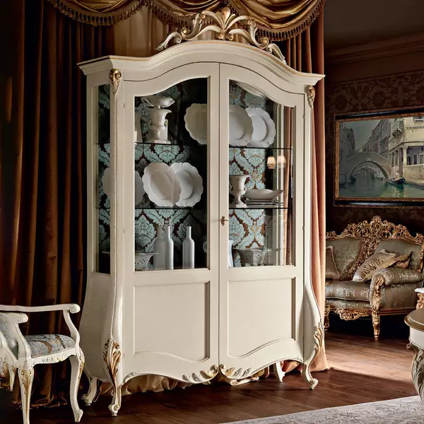 Glass-cabinet-carved-gold-leaf-applications-Villa-Venezia-collection-Modenese-Gastoneztre