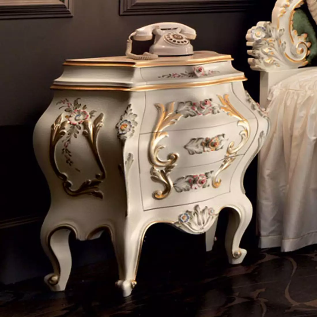 Bedroom-with-wide-mirror-Venetian-style-carves-and-paintings-Villa-Venezia-collection-Modenese-Gastone_auto_x2