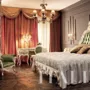 Bedroom-with-wide-mirror-Venetian-style-carves-and-paintings-Villa-Venezia-collection-Modenese-Gastone - kopie