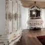 Classical-royal-bedroom-with-upholstered-and-padded-headboard-Villa-Venezia-collection-Modenese-Gastonefdws - kopie